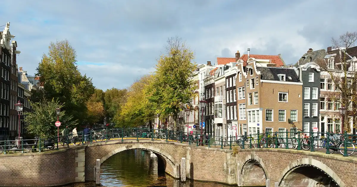 The Best Photo Spots in Amsterdam (Canals, Bridges, and Bikes)