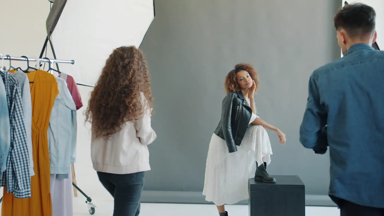 How to pose people who feel awkward in front of the camera