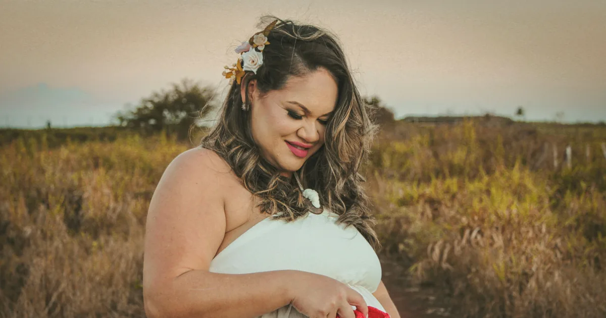 How to Shoot a Maternity Session (Timing, Posing, Comfort)